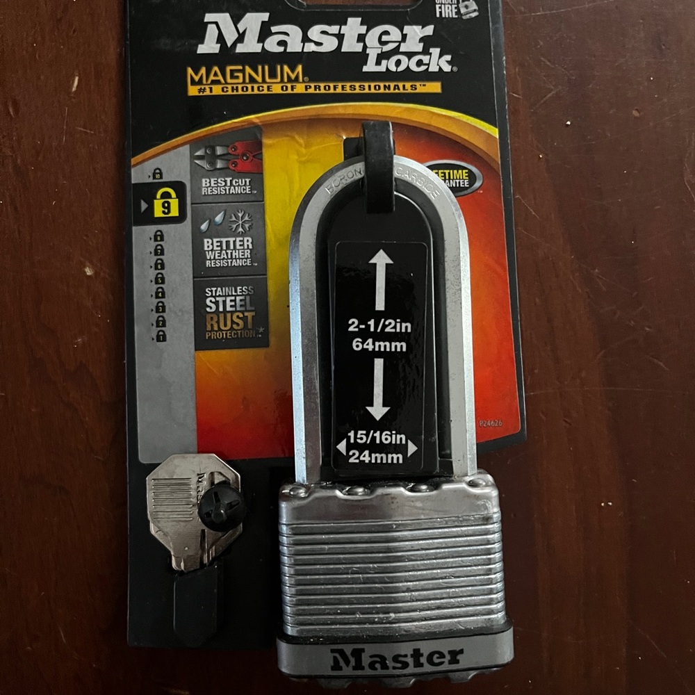 Master Lock Magnum M5XKADLJ Key Padlock 2 1/2'' Shackle Laminated Steel Core NEW